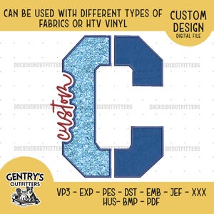 Può includere: Un disegno digitale per ricamo della lettera C, divisa in due metà. Il lato sinistro presenta una texture glitterata azzurra, mentre il lato destro è blu scuro a tinta unita. La parola custom è scritta in corsivo rosso sul lato sinistro.
