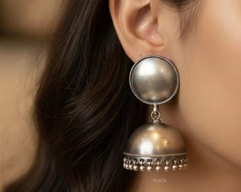 Pendientes indios Jhumka de plata de ley oxidada: pendientes colgantes de Bollywood hechos a mano.
