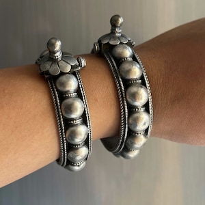Pulseira de prata vintage Kada, joias clássicas de prata para mulheres, punho feito à mão em prata oxidada, joias indianas de Bollywood