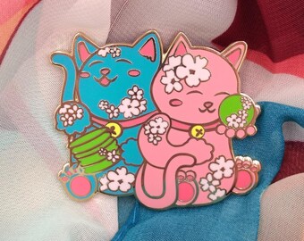 2" Gatos gatitos festivos azules y rosas en esmalte duro chapado en oro con dos respaldos de goma.