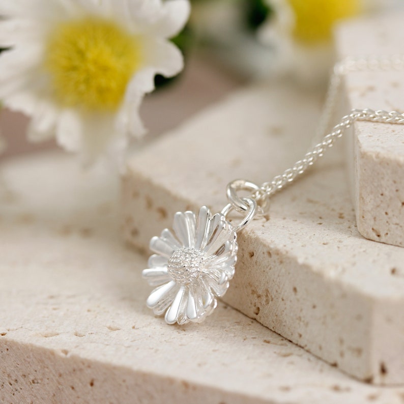solid sterling silver daisy pendant with fine petals
