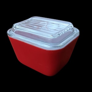 Vintage Pyrex Red 0501 Refrigerator & Ovenware Dish – Mint Condition – Mid-Century Kitchen Collectible