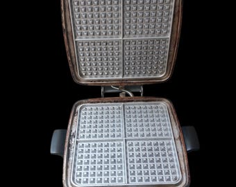 Gofrera eléctrica Sunbeam vintage de mediados de siglo, cromada, estilo atómico, electrodoméstico de cocina, años 50, probada.