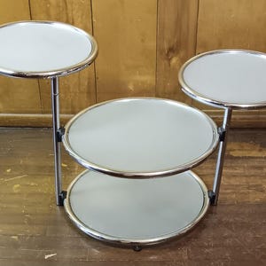 1970er Jahre Eisglas Drehtisch | Chrom Tiered Bewegung | Milo Baughman-Stil | MCM Space Age Beistelltisch | Kostenloser US Versand