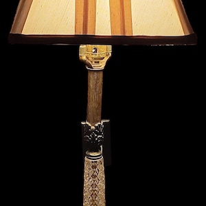 Lámpara de mesa vintage de mediados de siglo con columna cónica acanalada de vidrio tallado y latón - Estilo Regencia de Hollywood