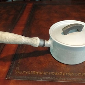 Vintage Wearever Sauce Pan 701 and Lid Tacuco aluminium, vintage 1930s, wood handle 1 qt
