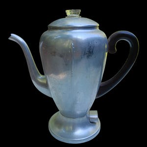 Cafetera eléctrica vintage Mirro Matic de 9 tazas, de aluminio, estilo industrial de mediados de siglo, para cocinas de la era atómica (EE. UU.)