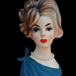 Napcoware 7314 Head Vase – Vintage Blonde Bombshell with Pearls, Soft Eyes & Classic Midcentury Glam