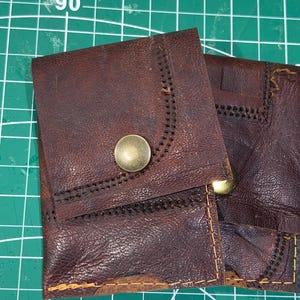 Cartera minimalista de cuero reciclado con dos bolsillos delanteros y cierre a presión