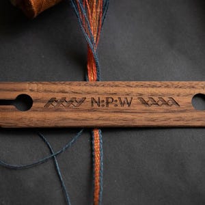 Navetta per tessitura in noce: strumento per telaio a nastro stretto Inkle