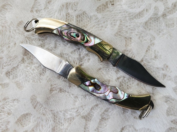 Coltelli con manico in abalone arcobaleno, coltello da lavoro in miniatura  da 1 1/2, mini coltello da tasca pieghevole con cerniera, un lato come foto  da collezione -  Italia