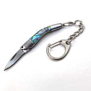 1 3/8&quot; abalone-achtig mes miniatuur kleine sieraden en mixed media arts supply item, sleutelhanger, mes bedelhanger