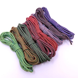 Könnte beinhalten: Ein Set aus sechs bunten Paracord-Seilen, jedes mit einer anderen Farbkombination. Die Seile sind aus strapazierfähigem Nylon gefertigt und perfekt zum Basteln, Campen und für andere Outdoor-Aktivitäten.