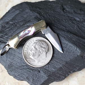 Cuchillo de abulón en miniatura de 2,5 cm, cuchillos de trabajo, minicuchillo de trabajo Rough Rider, dije para navaja plegable, colgante, joyería para cuchillos