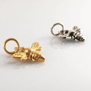 Amuleto de pulsera, Pequeño amuleto de abeja de oro, Amuleto de plata de ley o chapado en oro de 24 quilates, Regalo de apicultor, Salve a las abejas, Amuleto de abejorro de abeja