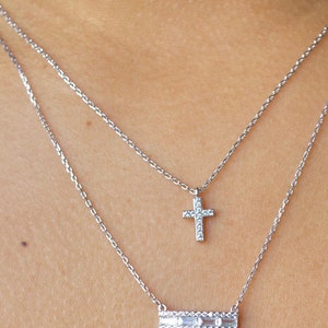 Collar con cruz de circonita cúbica: delicado collar de capas de plata de ley
