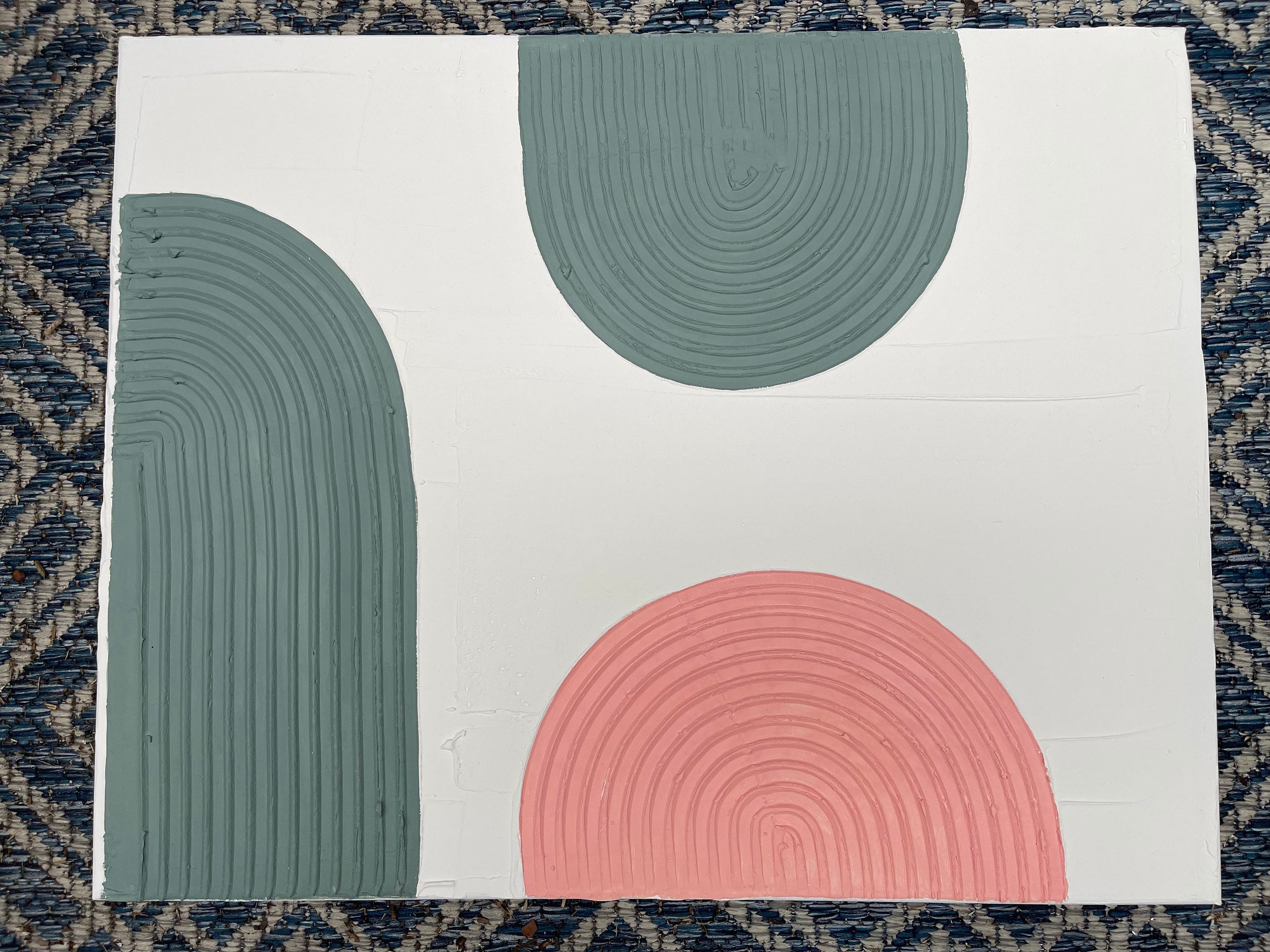 テクスチャードアーチの石膏アート：キャンバスにピンクとグリーン