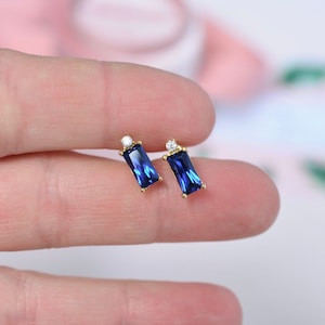 Sapphire gold studs| sapphire baguette studs| blue gold earrings| sapphire gold earrings
