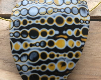 pendentif jaune et noir en pâte polymère