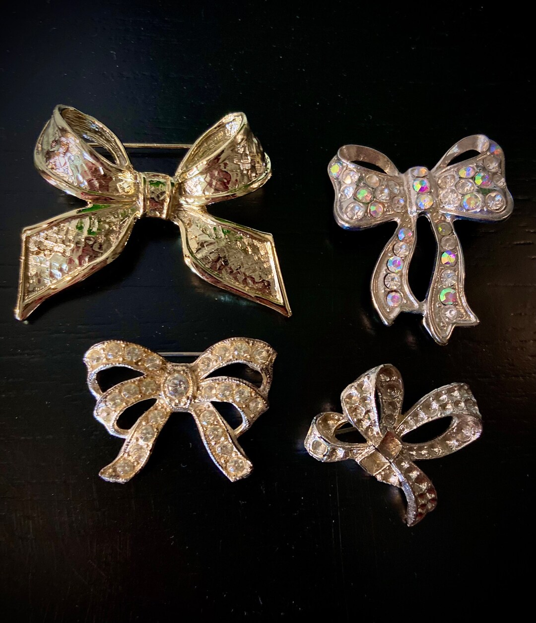petite broche vintage avec feuilles ambre