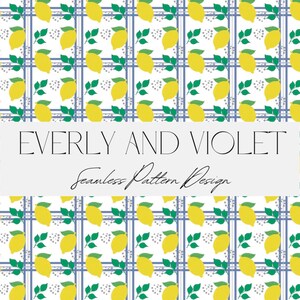 Könnte beinhalten: Nahtloses Musterdesign mit gelben Zitronen, grünen Blättern und blauen Gitterlinien auf weißem Hintergrund. Der Text "EVERLY AND VIOLET" und "Seamless Pattern Design" sind mittig platziert.