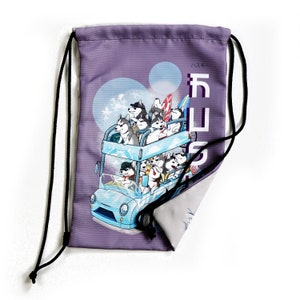 May include: Purple drawstring bag with a graphic of a double-decker bus filled with cartoon huskies. The bus is driving through a snowy scene with the text "バスキー" on the side.