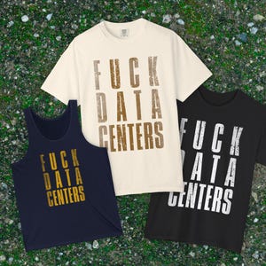 以下が含まれることがあります： クリーム色の半袖Tシャツ、黒の半袖Tシャツ、ネイビーブルーのタンクトップ。各衣類の前面には、かすれた太字の大文字で「FUCK DATA CENTERS」というテキストが、それぞれ茶色、白、金色のインクでプリントされています。