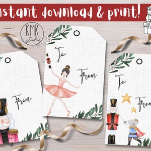 Puede incluir: Tres etiquetas de regalo de Navidad imprimibles con un soldado Cascanueces, una bailarina y un rey ratón. Cada etiqueta tiene un fondo blanco con follaje verde y un círculo para un monograma. El texto "Para:" y "De:" está impreso en cada etiqueta.