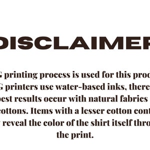 Puede incluir: Imagen con la palabra "DISCLAIMER" en negrita, letras marrones oscuras. Debajo, el texto explica el proceso de impresi&oacute;n DTG, tintas a base de agua y los mejores resultados con tejidos naturales como el algod&oacute;n. Tambi&eacute;n menciona que los art&iacute;culos con menos algod&oacute;n pueden revelar el color de la camiseta.