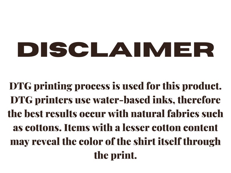 Puede incluir: Imagen con la palabra "DISCLAIMER" en negrita, letras marrones oscuras. Debajo, el texto explica el proceso de impresi&oacute;n DTG, tintas a base de agua y los mejores resultados con tejidos naturales como el algod&oacute;n. Tambi&eacute;n menciona que los art&iacute;culos con menos algod&oacute;n pueden revelar el color de la camiseta.