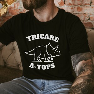 TRICARE-A-TOPS Dinosaurier Shirt, Militär Partner Geschenk