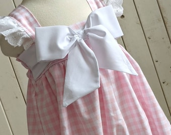 Baby girl bubblesuit.  Gingham bubblesuit.  Girls bow bubblesuit.  Ruffle bottom bubblesuit.