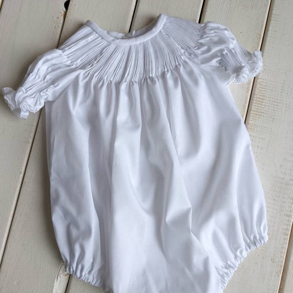 Babymeisjes klaar om te bubbelen of aan te kleden. Leer het bubblesuit-smokwerk. Voorgeplooid bubblesuit voor babymeisjes. Voorgeplooide jurk.