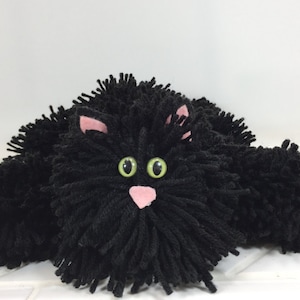 Fil de chat noir à collectionner, fil noir doux chaton avec des yeux de chat verts, fil fait main à pompons chat, alternative d'animal en peluche