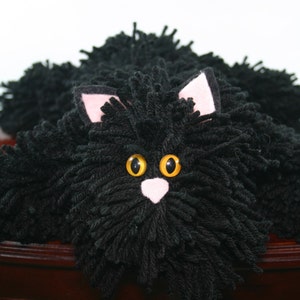 Collection de fils de chat noir, Kitty de fil noir doux avec des yeux de chat jaunes, chat de pom pom de fil fait à la main, alternative aux animaux en peluche