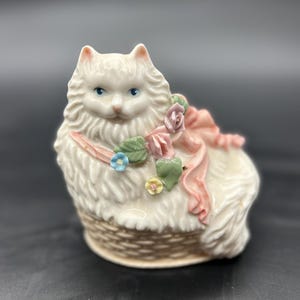 Heritage House Fine Porcelain Cat Figurine/Music Box &quot;Sugar&quot; Music Box 5&quot;H