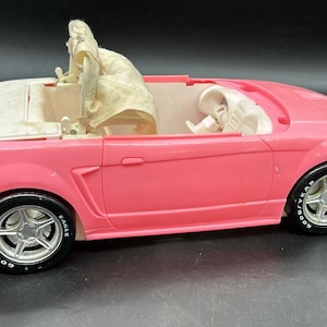 BARBIE VOITURE CABRIOLET ROSE POUR POUPÉE DÉCAPOTABLE AVEC DEUX SIÈGES NOIRS CEINTURES ET RÉTROVISEURS ARGENTÉS JOUET POUR ENFANT EN PROMOTION