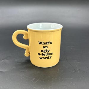Taza divertida "¿Qué es una palabra fea de 4 letras?" Taza de café amarilla retro, broma, humor, dieta