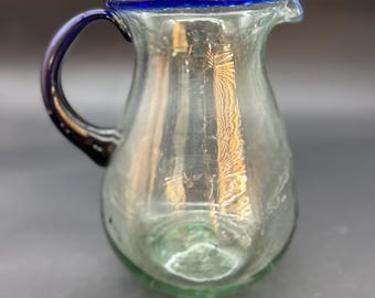 Jarra de cristal mexicano soplado a mano para margaritas y mojitos con borde azul cobalto