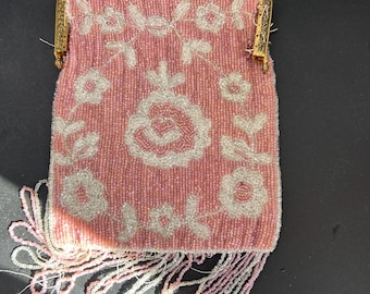 Porte-monnaie ancien en perles : sac à main floral rose et blanc avec franges