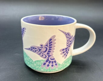 Ceramiczny kubek z motywem ptaka plemiennego: fioletowy kolibr, prezent dla Pacyfiku Północno-Zachodniego