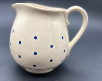 Brocca o bricco per il latte vintage della Repubblica Democratica Tedesca a pois blu
