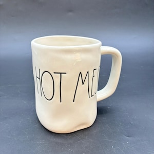 Puede incluir: Un letrero de madera hecho a mano con el texto "Welcome to our home" en un estilo manuscrito. El letrero está pintado de blanco con letras negras y un acabado envejecido, perfecto para la decoración de granja.