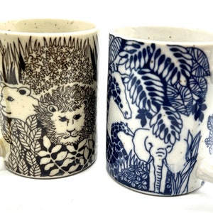 "2-er Set Wunderschöne gesprenkelte afrikanische Dschungel-Zoo-Tier-Tasse mit Bambusgriff blau, 3,75""