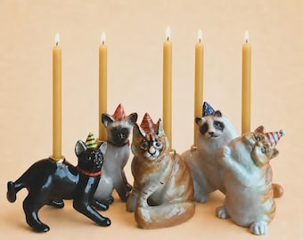 Curious Cat Cake Topper Kollektion | Handgefertigte Porzellan Figur | Camp Hohle Sammlerstücke Kunst  Kerzenhalter | Sammle sie Alle!