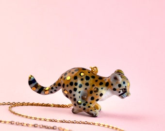 GOLDEN SPOTTED Cheetah Cub Collana / Gioielli di porcellana fatti a mano / Camp Hollow Collectible Heirloom Art / Perfect Gift / Collezionali tutti