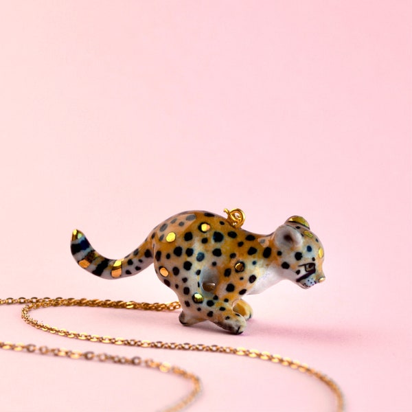 Collier GOLDEN SPOTTED Cheetah Cub | Bijoux en porcelaine fabriqués à la main | Camp Hollow Collection Heirloom Art | Cadeau parfait | Collectez les tous