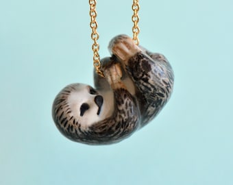 Collier bébé paresseux | Bijoux en porcelaine fabriqués à la main | Camp Hollow Collection Heirloom Art | Le cadeau parfait | Collectez les tous!