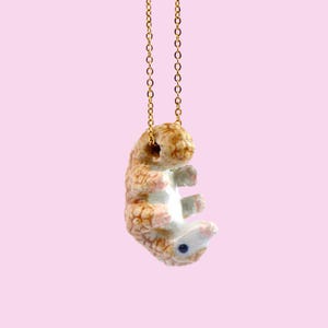 Collana Pangolino / Gioielli in porcellana fatti a mano / Oggetti d'arte da collezione di Camp Hollow / Il regalo perfetto / Collezionali tutti!