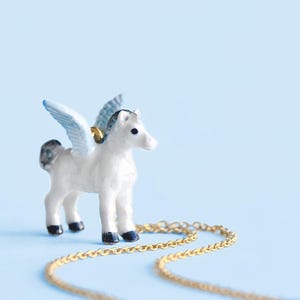 Colar de Pégaso com asas azuis | Joias de porcelana artesanais | Arte de herança colecionável de Camp Hollow | O presente perfeito | Colecione todos!